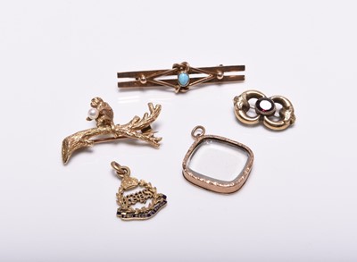 Lot 373 - A 9ct gold novelty monkey bar brooch