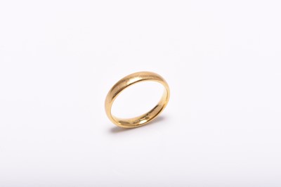 Lot 275 - An 18ct gold plain polished wedding band