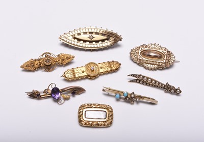 Lot 280 - A collection of eight bar brooches