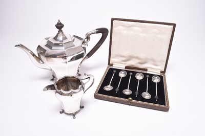 Lot 19 - A silver teapot and cream jug and a cased set of six coffee spoons