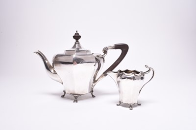 Lot 19 - A silver teapot and cream jug and a cased set of six coffee spoons