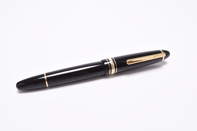 Lot 274 - A Mont Blanc Meisterstuck black fountain pen with 14ct gold nib together with cartridges.