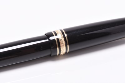 Lot 274 - A Mont Blanc Meisterstuck black fountain pen with 14ct gold nib together with cartridges.