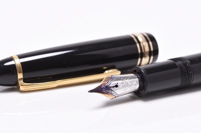 Lot 274 - A Mont Blanc Meisterstuck black fountain pen with 14ct gold nib together with cartridges.