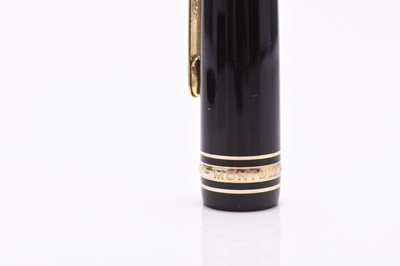 Lot 274 - A Mont Blanc Meisterstuck black fountain pen with 14ct gold nib together with cartridges.