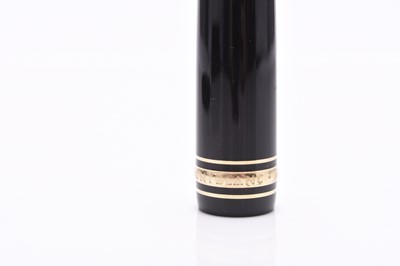 Lot 274 - A Mont Blanc Meisterstuck black fountain pen with 14ct gold nib together with cartridges.