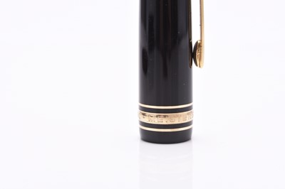 Lot 274 - A Mont Blanc Meisterstuck black fountain pen with 14ct gold nib together with cartridges.