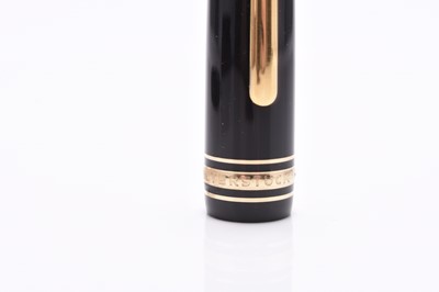 Lot 274 - A Mont Blanc Meisterstuck black fountain pen with 14ct gold nib together with cartridges.
