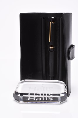 Lot 274 - A Mont Blanc Meisterstuck black fountain pen with 14ct gold nib together with cartridges.