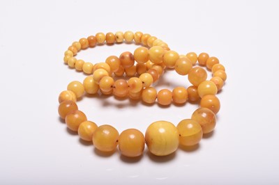 Lot 171 - A graduated amber bead necklace