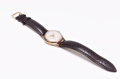 Lot 450 - Elco: A gentleman's 9ct gold calendar wristwatch