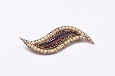 Lot 105 - A late 18th / early 19th century garnet and split seed pearl brooch