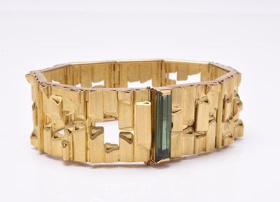 Lot 76 - A Tom Scott 18ct gold and green tourmaline bracelet