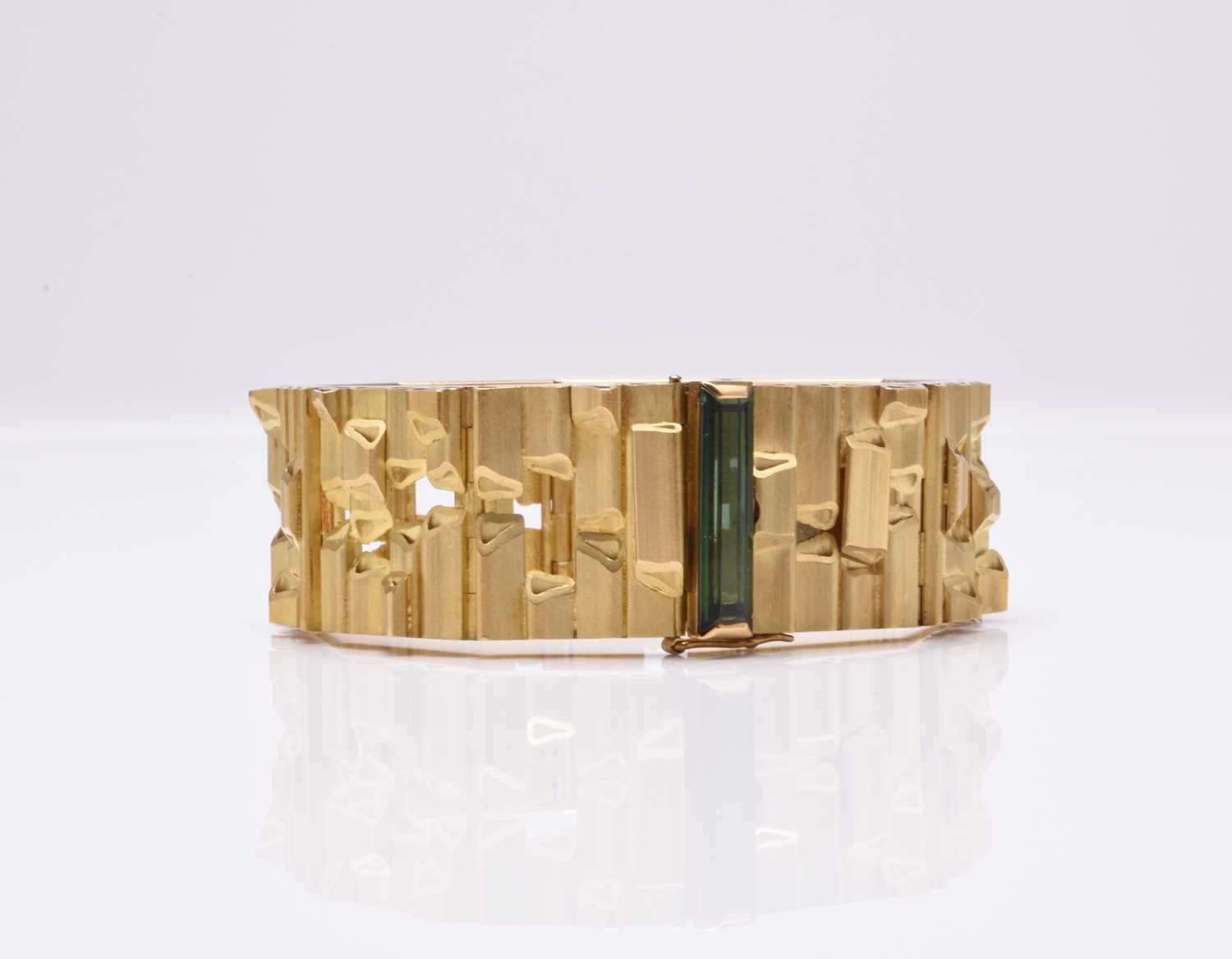 Lot 76 - A Tom Scott 18ct gold and green tourmaline bracelet