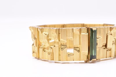 Lot 76 - A Tom Scott 18ct gold and green tourmaline bracelet