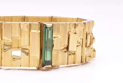 Lot 76 - A Tom Scott 18ct gold and green tourmaline bracelet