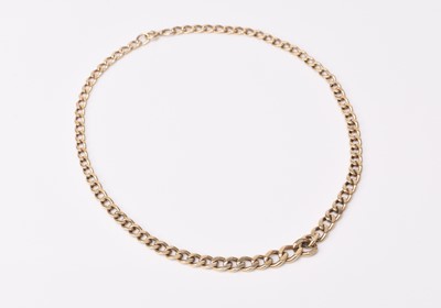 Lot 282 - A graduated 9ct gold flat curb link necklace