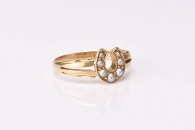 Lot 197 - A Victorian 18ct gold split pearl set horseshoe ring