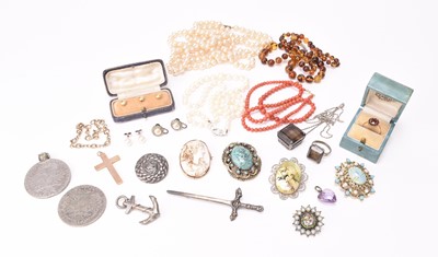 Lot 287 - A small collection of jewellery and costume jewellery