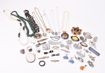 Lot 231 - A collection of jewellery and costume jewellery