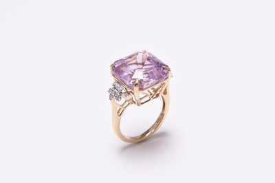 Lot 52 - An 18ct gold kunzite and diamond ring