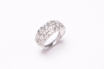 Lot 54 - A platinum diamond ring