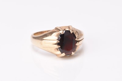 Lot 209 - A Gentleman's 9ct gold garnet ring