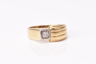 Lot 135 - An Odeonesque style diamond ring