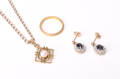 Lot 126 - A 22ct gold ring, sapphire and diamond earrings and a pendant on chain