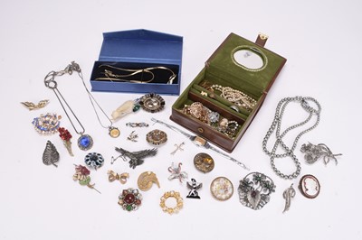 Lot 228 - A large collection of jewellery and costume jewellery