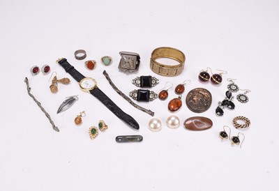 Lot 237 - A collection of various pieces of jewellery and costume jewellery