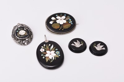 Lot 240 - A collection of Pietra Dura jewellery