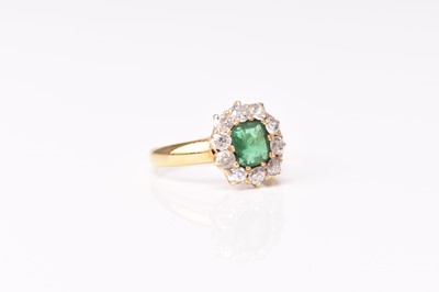 Lot 127 - An emerald and diamond cluster ring