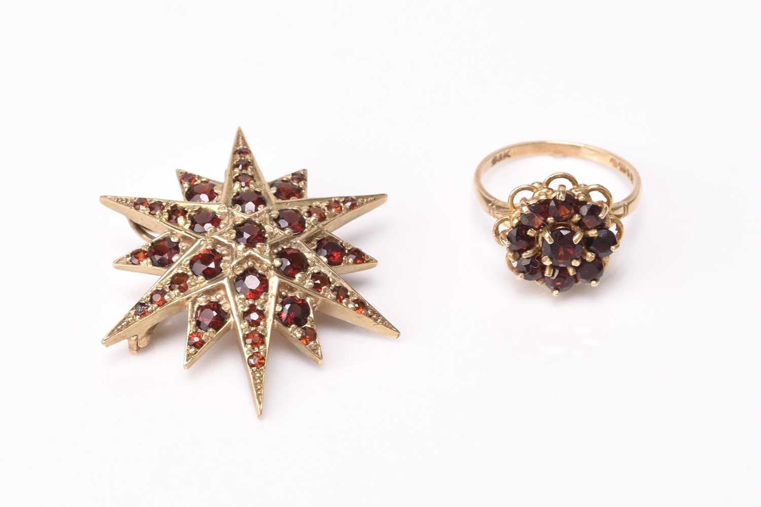 Lot 104 - A 9ct gold graduated garnet set star burst brooch and a 9ct gold garnet ring