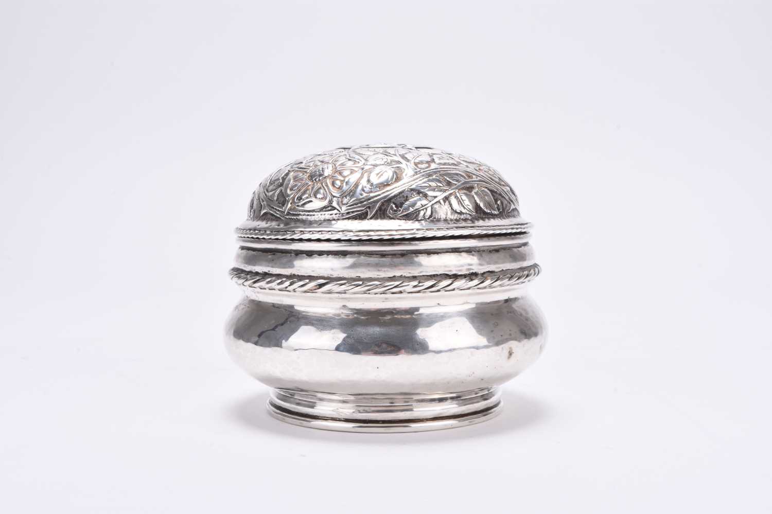 Lot 6 - An Omar Ramsden & Alwyn Carr silver box and cover