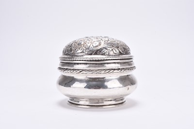 Lot 6 - An Omar Ramsden & Alwyn Carr silver box and cover