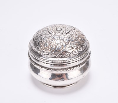 Lot 6 - An Omar Ramsden & Alwyn Carr silver box and cover