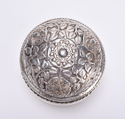 Lot 6 - An Omar Ramsden & Alwyn Carr silver box and cover