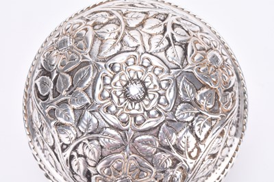 Lot 6 - An Omar Ramsden & Alwyn Carr silver box and cover