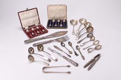 Lot 75 - A collection of loose and cased silver flatware