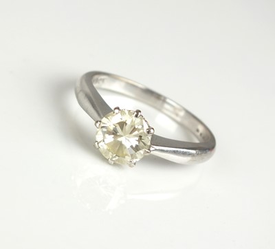 Lot 142 - A single stone diamond ring