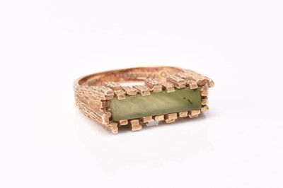 Lot 121 - A 9ct gold nephrite ring