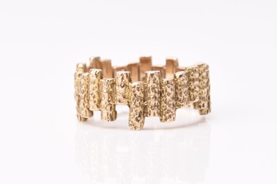 Lot 250 - A 9ct yellow gold band