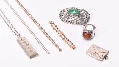 Lot 125 - A small collection of jewellery