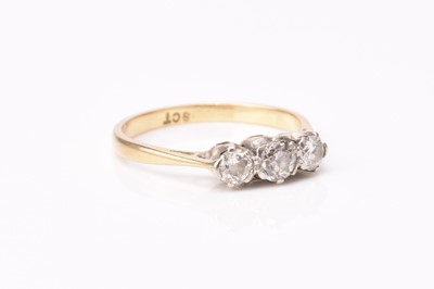 Lot 116 - A graduated three stone diamond ring