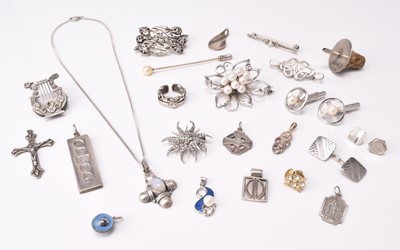 Lot 279 - A small collection of silver and white metal jewellery