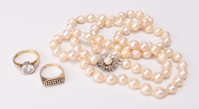 Lot 187 - Two rings and a cultured pearl necklace