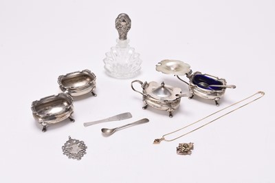 Lot 81 - A small collection of jewellery and silver