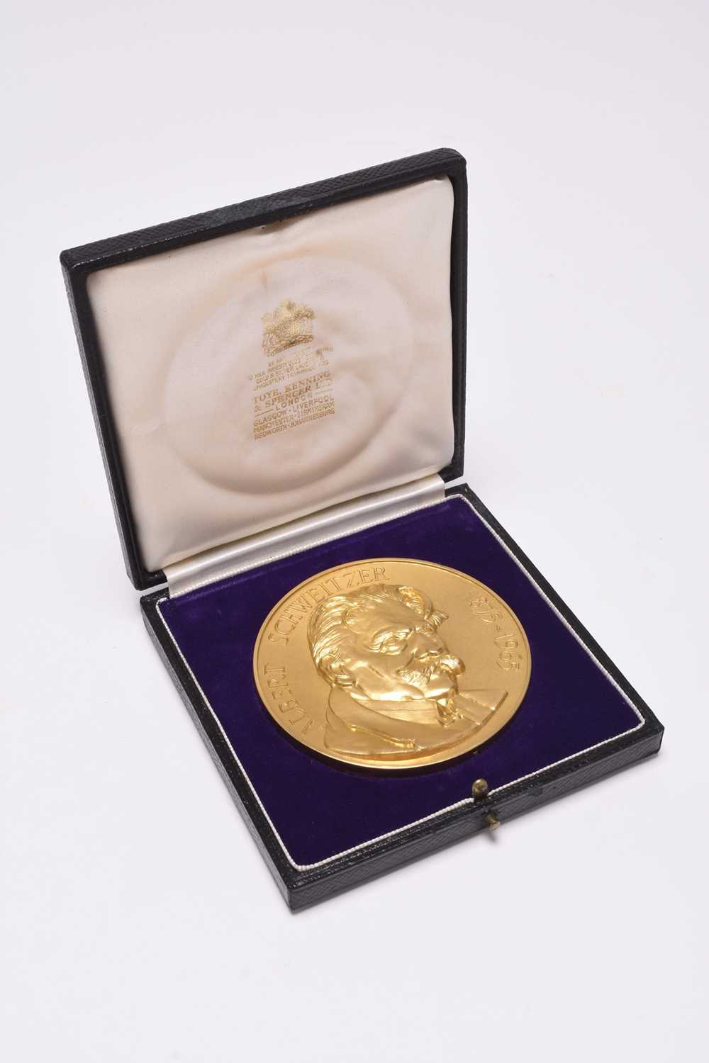 Lot 239 - A 22ct gold commemorative Albert Schweitzer Memorial Medallion 1875-1965