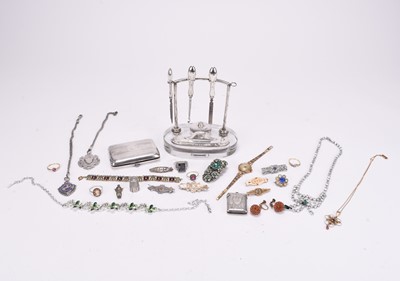 Lot 288 - A small collection of jewellery and silver